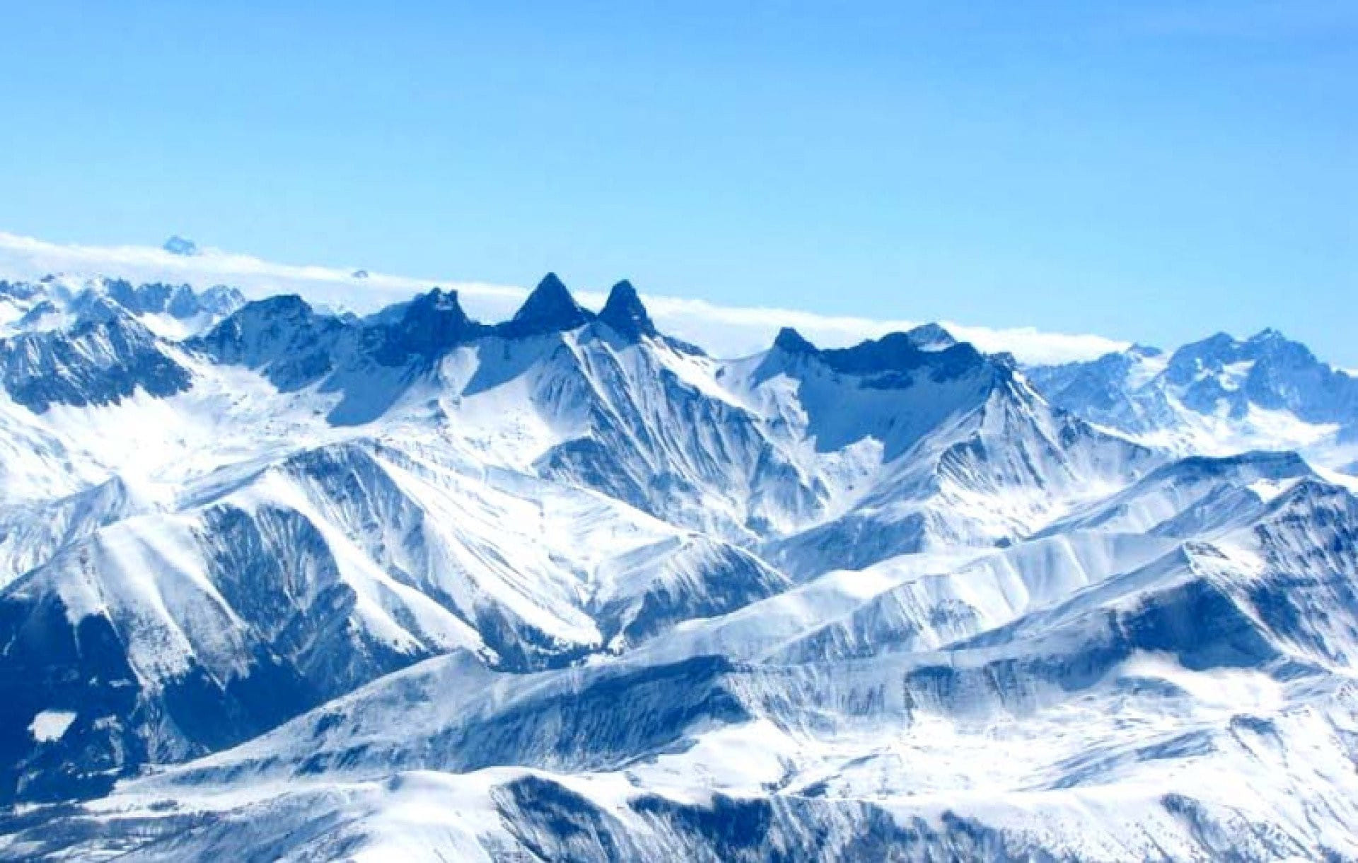 Balade aérienne : Le massif du Mont Blanc depuis Pérouges