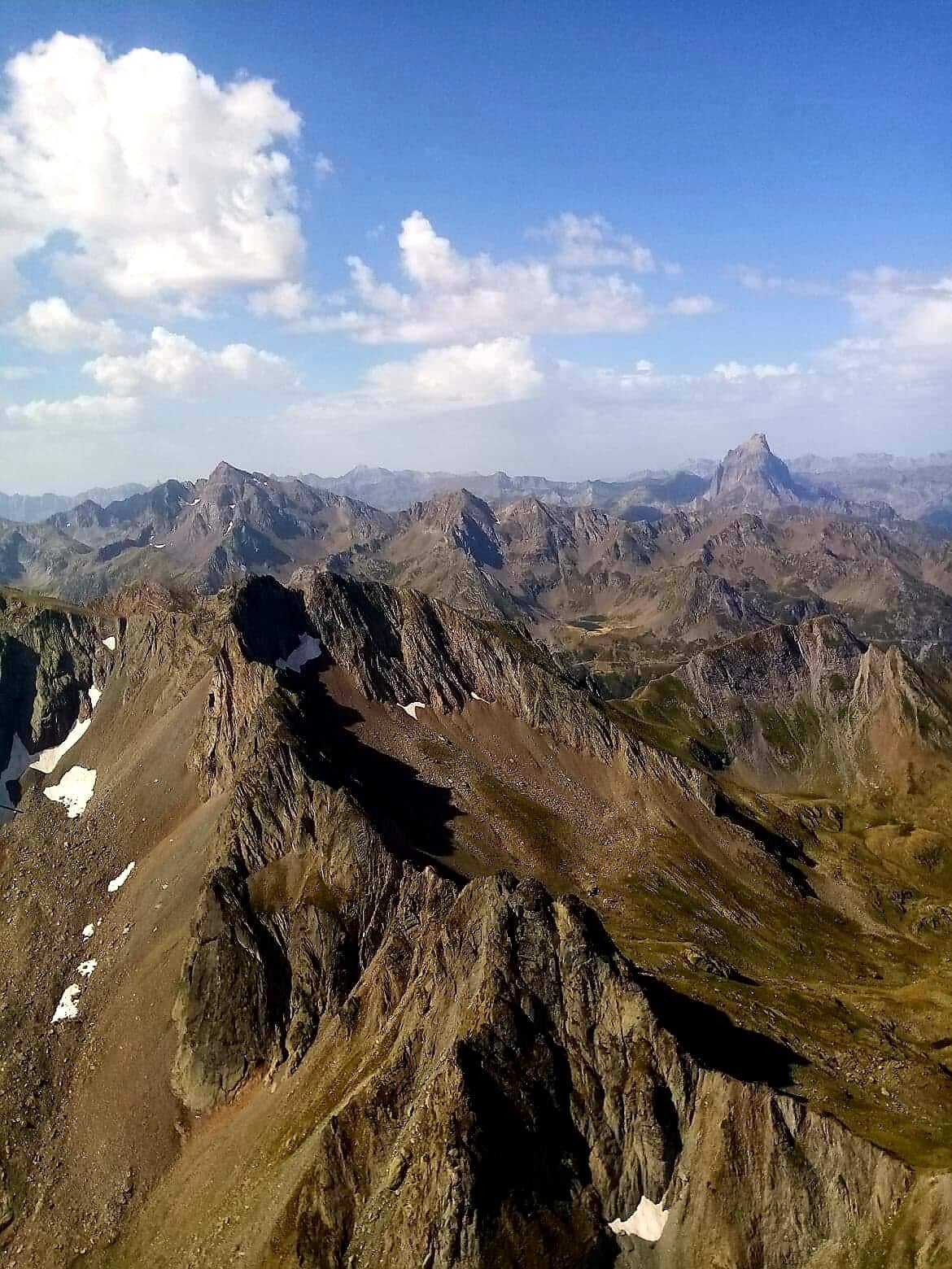 Pyrénées au coucher de soleil et Pau de nuit