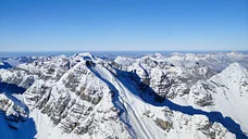 Flexibler Rundflug über die verschneite Berglandschaft