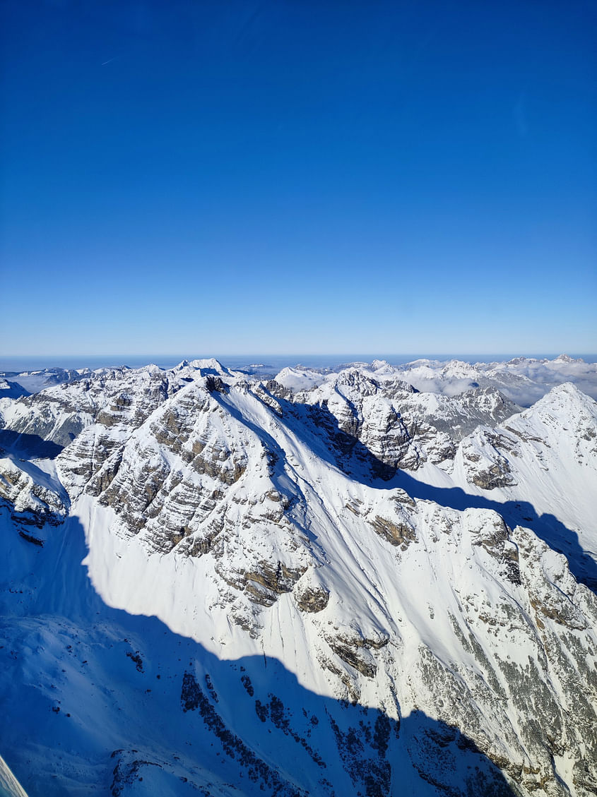 Flexibler Rundflug über die verschneite Berglandschaft