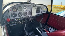Le cockpit : à gauche le pilote à droite le passager, l'accélérometre en blanc