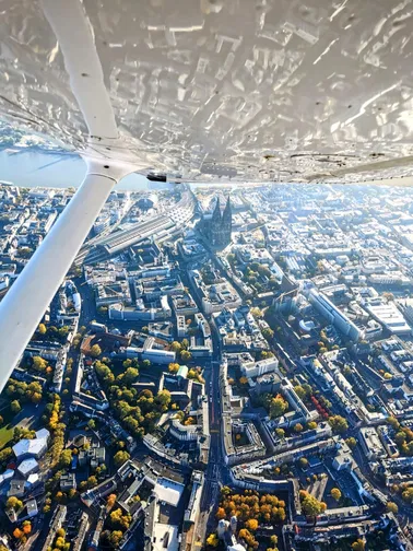 Rundflug: Kölner Dom, Stadion, Phantasialand, Siebengebirge