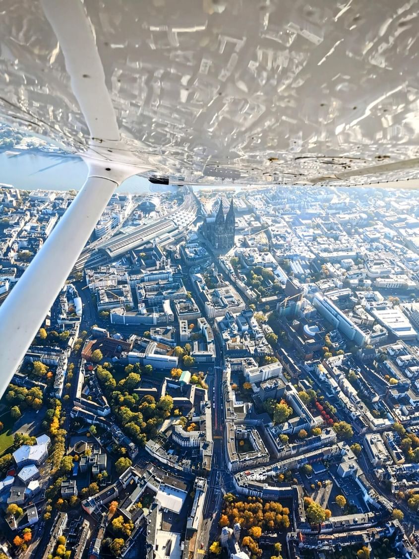 Rundflug: Kölner Dom, Stadion, Phantasialand, Siebengebirge