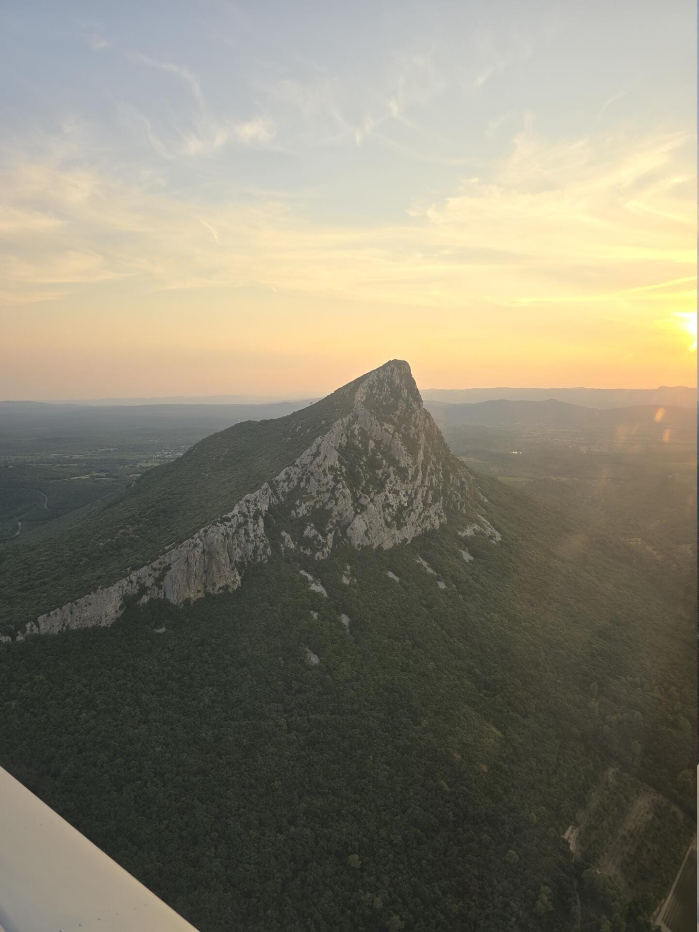 Vues vertigineuses du Pic Saint Loup en flight