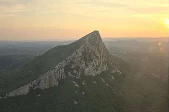 Vues vertigineuses du Pic Saint Loup en flight