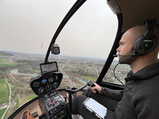 Blick aus dem Cockpit des R22 auf die Stadt Bern