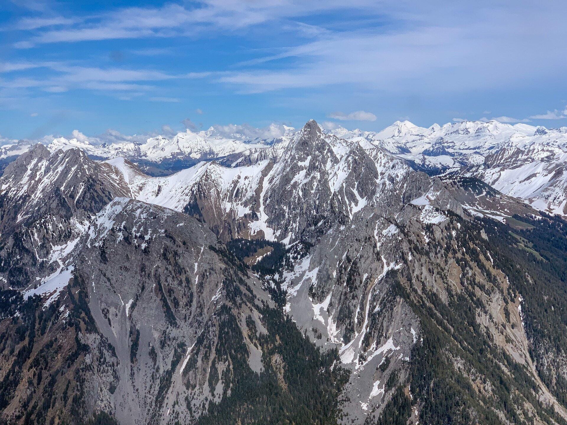 La splendeur des Alpes bernoises depuis Gruyères en avion