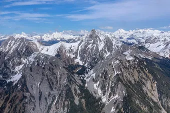 La splendeur des Alpes bernoises depuis Gruyères en avion