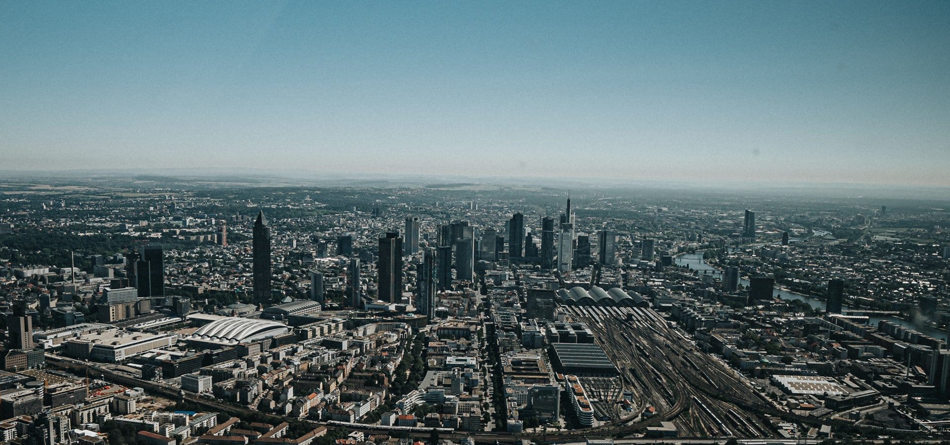 Frankfurt Skyline im Helikopter