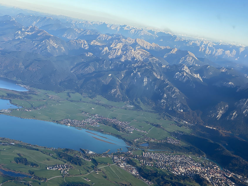 Über die Großstadt in die Alpen