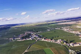 Nuits-Saint-Georges et Beaune vus du ciel