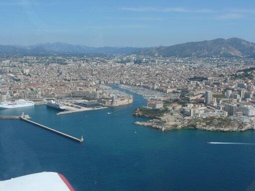 Survol de la Rade de Marseille et des Falaises de Cassis