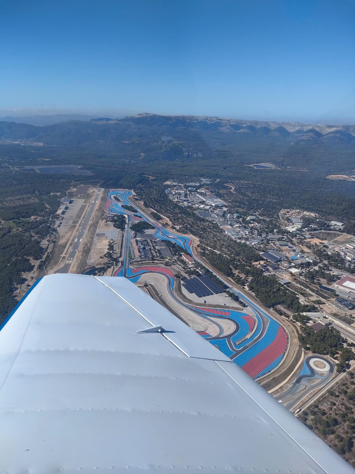 Circuit du Castellet . Massif de la st. Baume en fond
