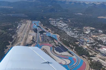 Circuit du Castellet . Massif de la st. Baume en fond