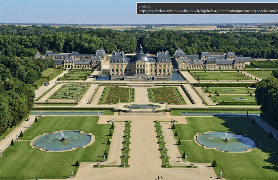 Une heure, neuf Châteaux, un vol époustouflant - France
