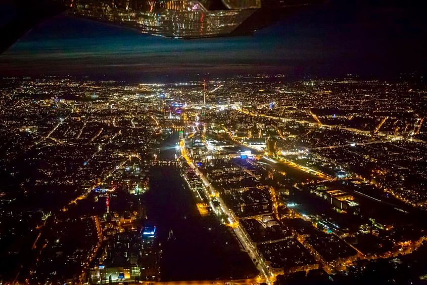 Flug in den Sonnenuntergang über Berlin