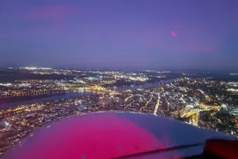 Über Mainz mit dem leuchtenden Frankfurter Flughafen am Horizont