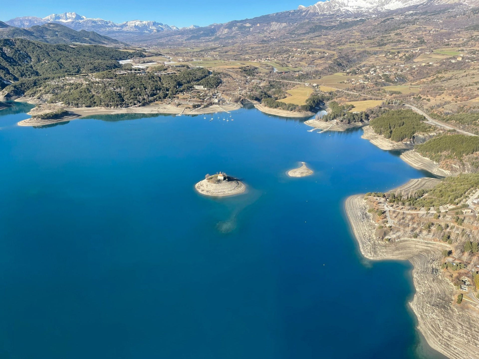 Le lac de Serre-ponçon vu du ciel