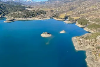 Le lac de Serre-ponçon vu du ciel