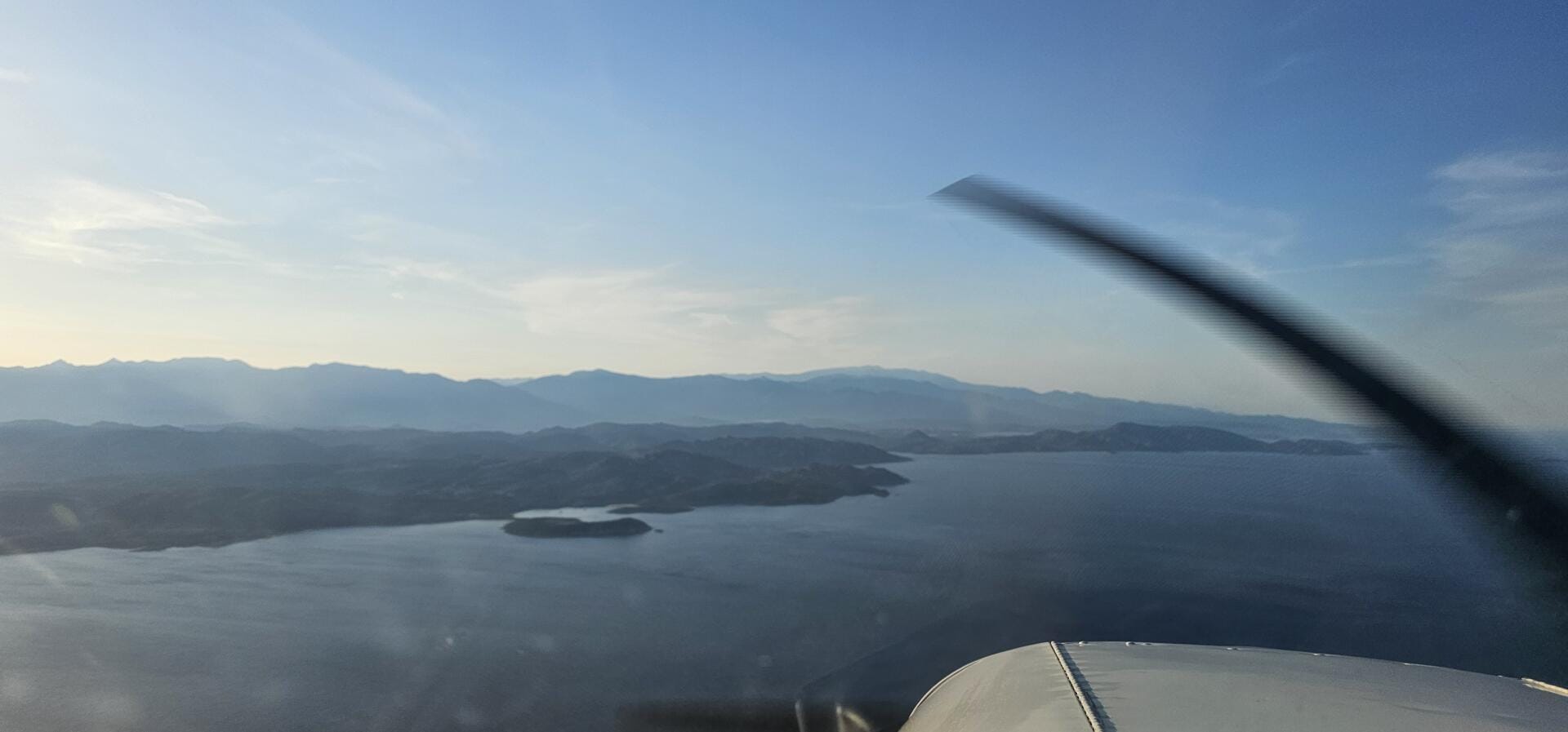 Vol panoramique exclusif de l'extrême sud de la Corse