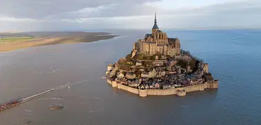 Survolez cet endroit magnifique : Le mont Saint Michel