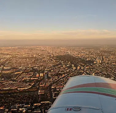 Rundflug über die Dächer Berlins im abendlichen Licht