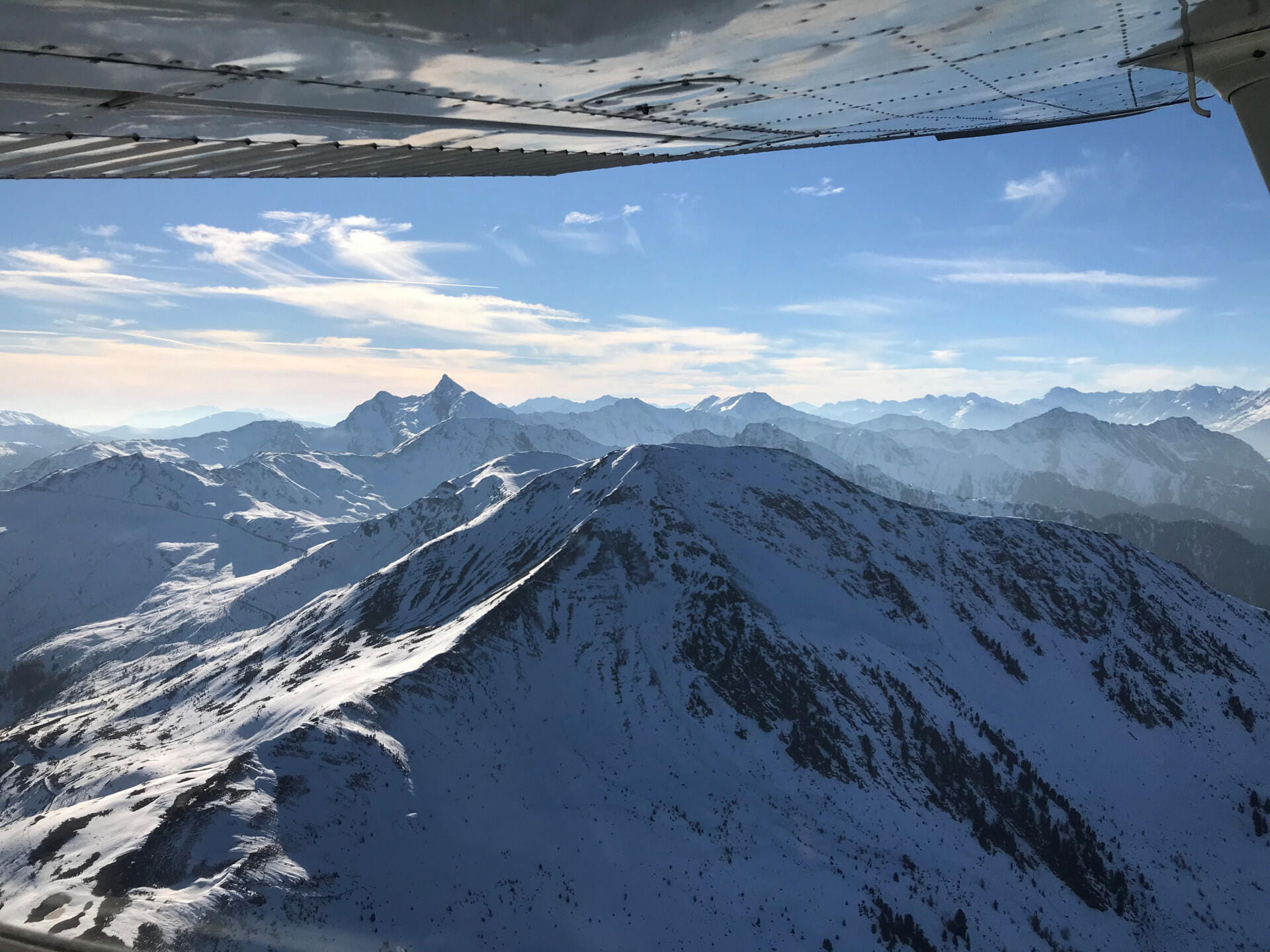 Flug über dem Alpenkamm