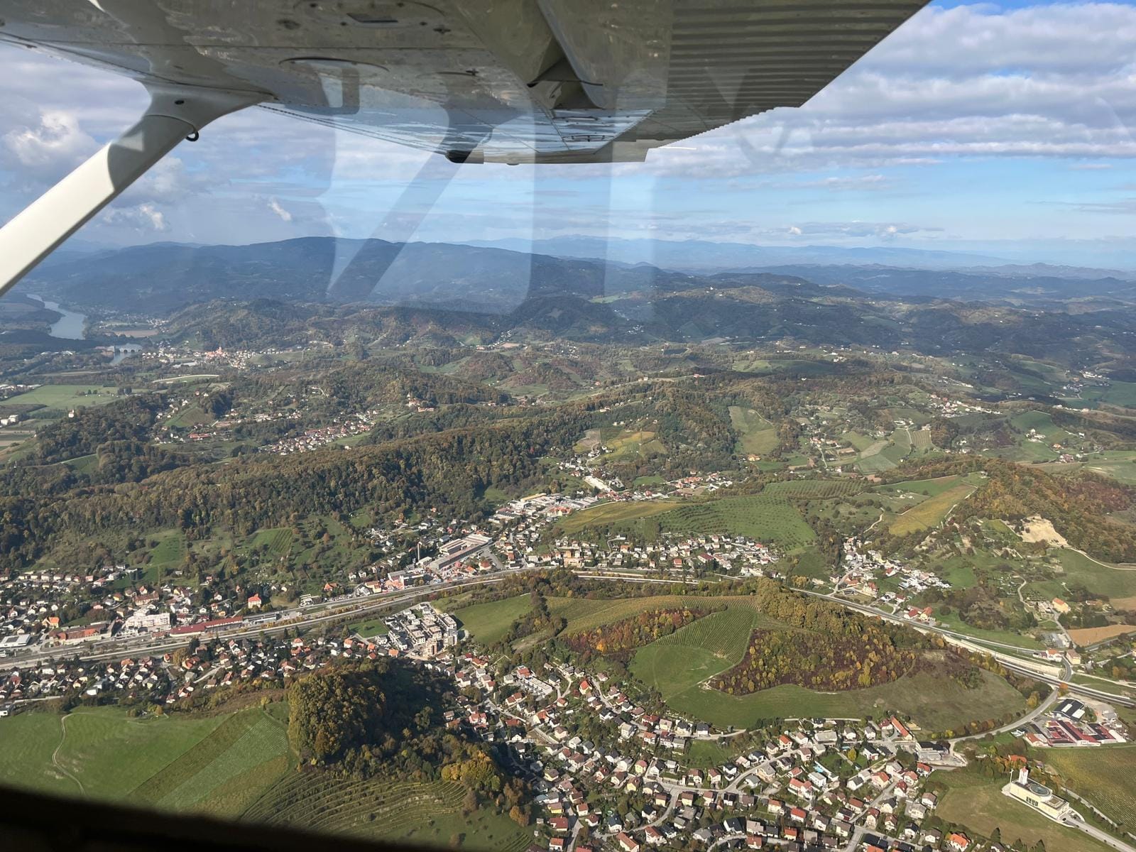 Ausblick nach rechts von hinterem Sitzplatz.