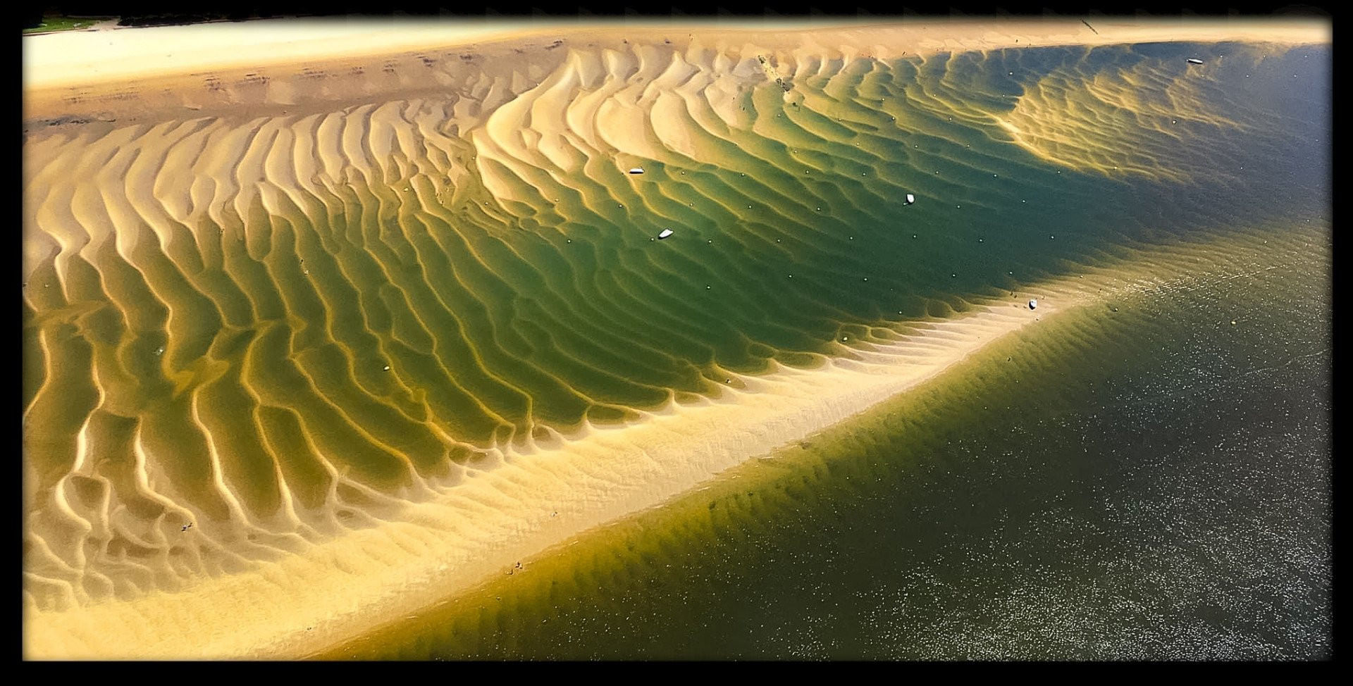 Le Bassin d'Arcachon et la côte vus du ciel. Birds eye view.