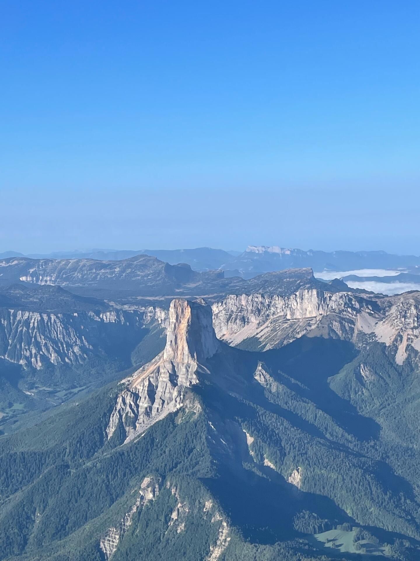 Le Mont Aiguille au premier plan et le Vercors