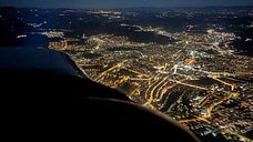 Überflug der Stadt Bern bei Nacht.