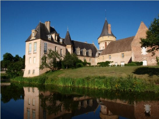 Survol des châteaux jalonnant la Vallée de la Besbre.