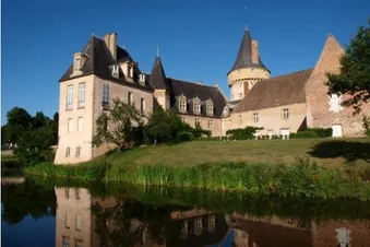 Survol des châteaux jalonnant la Vallée de la Besbre.