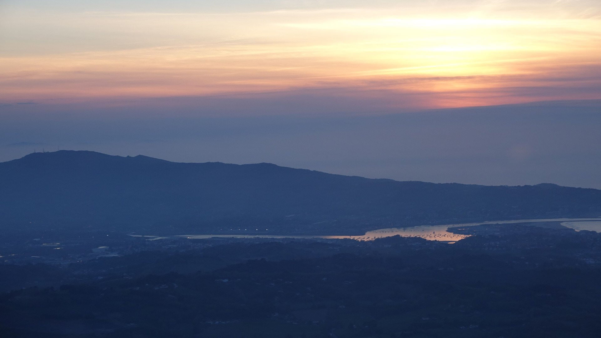 Vol coucher du soleil vers la côte