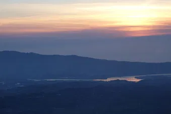 Vol coucher du soleil vers la côte