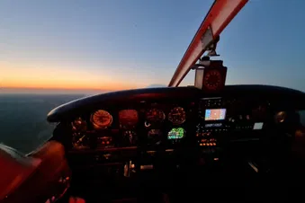 Dämmerungsflug, idealer Weise mit Sonnenuntergang