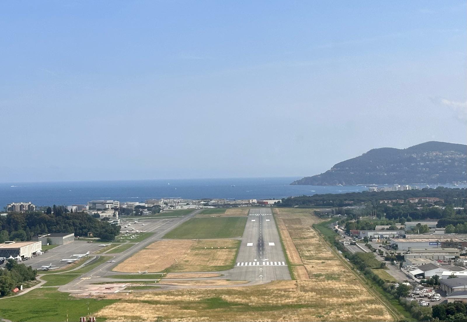 Atterissage à l'aéroport de Cannes-Mandelieu