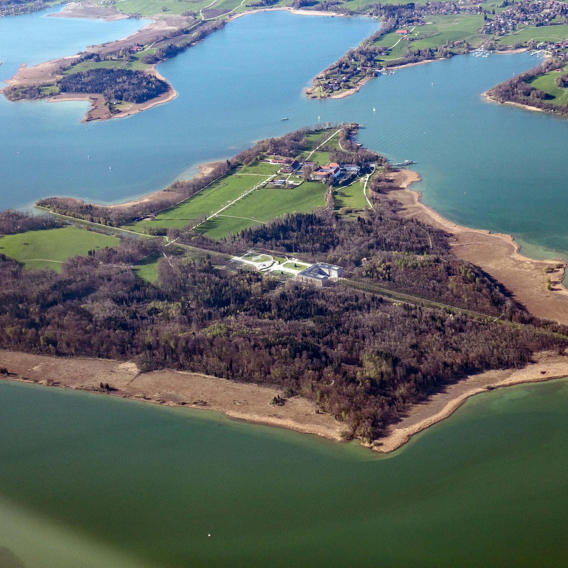 Seenmeer & Alpenflair. Luftreise zum Schloss Herrenchiemsee.