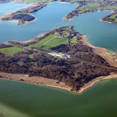 Seenmeer & Alpenflair. Luftreise zum Schloss Herrenchiemsee.