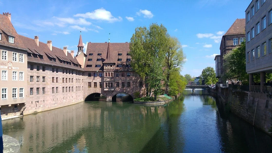 Wunderschöne Altstadt am Fluss mit Burganlage
