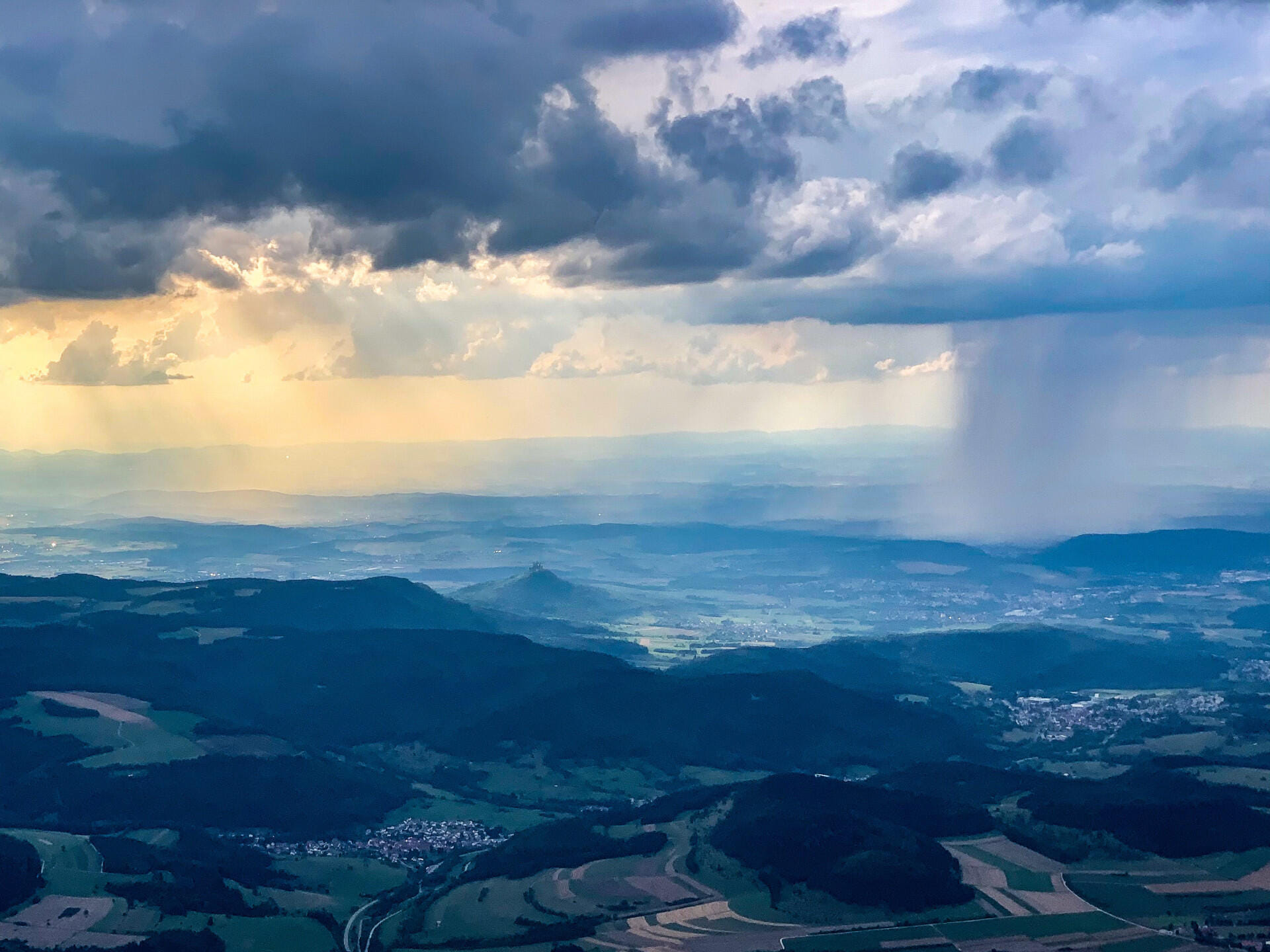 Burg Hohenzollen mit Regenformation
