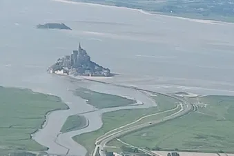 De St Brieuc au Mt St Michel: La côte d'Emeraude vue du ciel