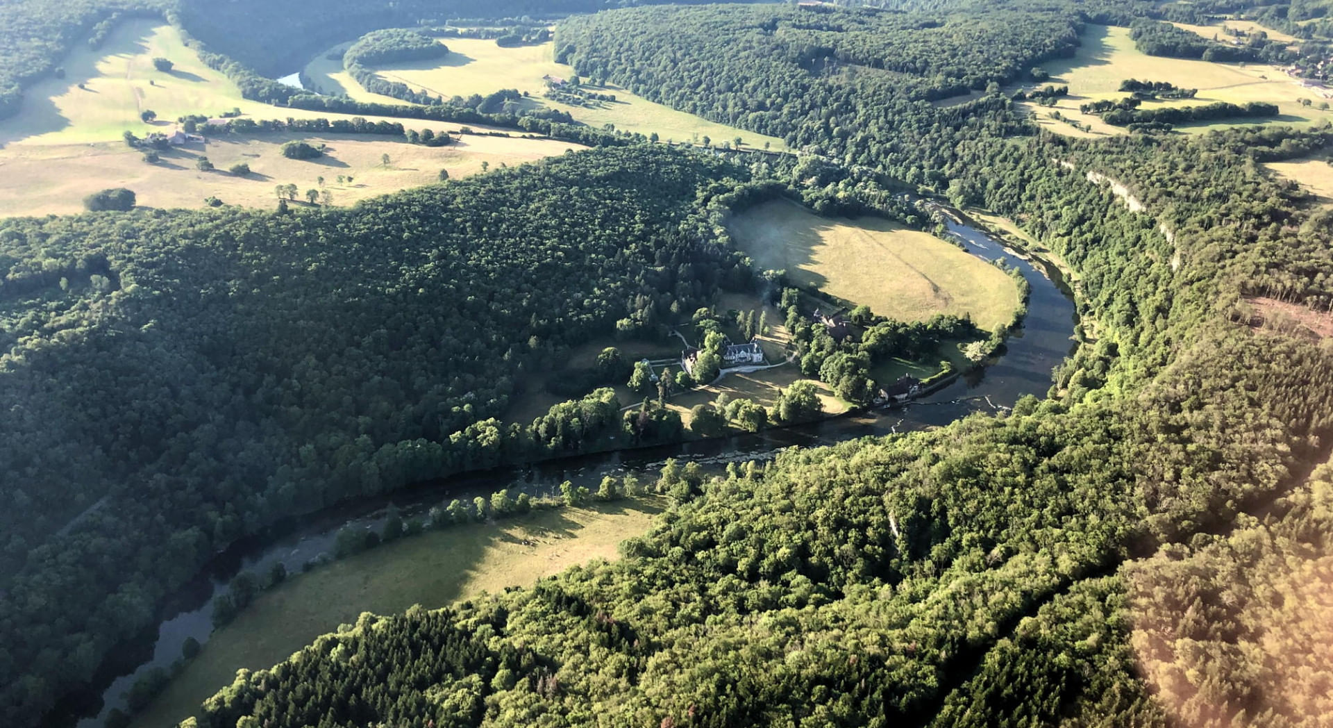 Balade aérienne : Châteaux et lacs depuis Besançon