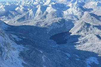 Eibsee in der Winterlandschaft mit Blickrichtung Osten