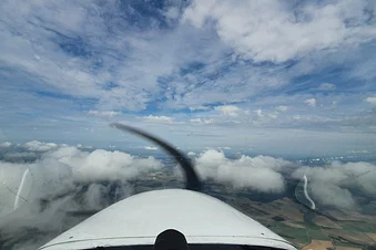 Croisière au dessus des nuages en Cessna