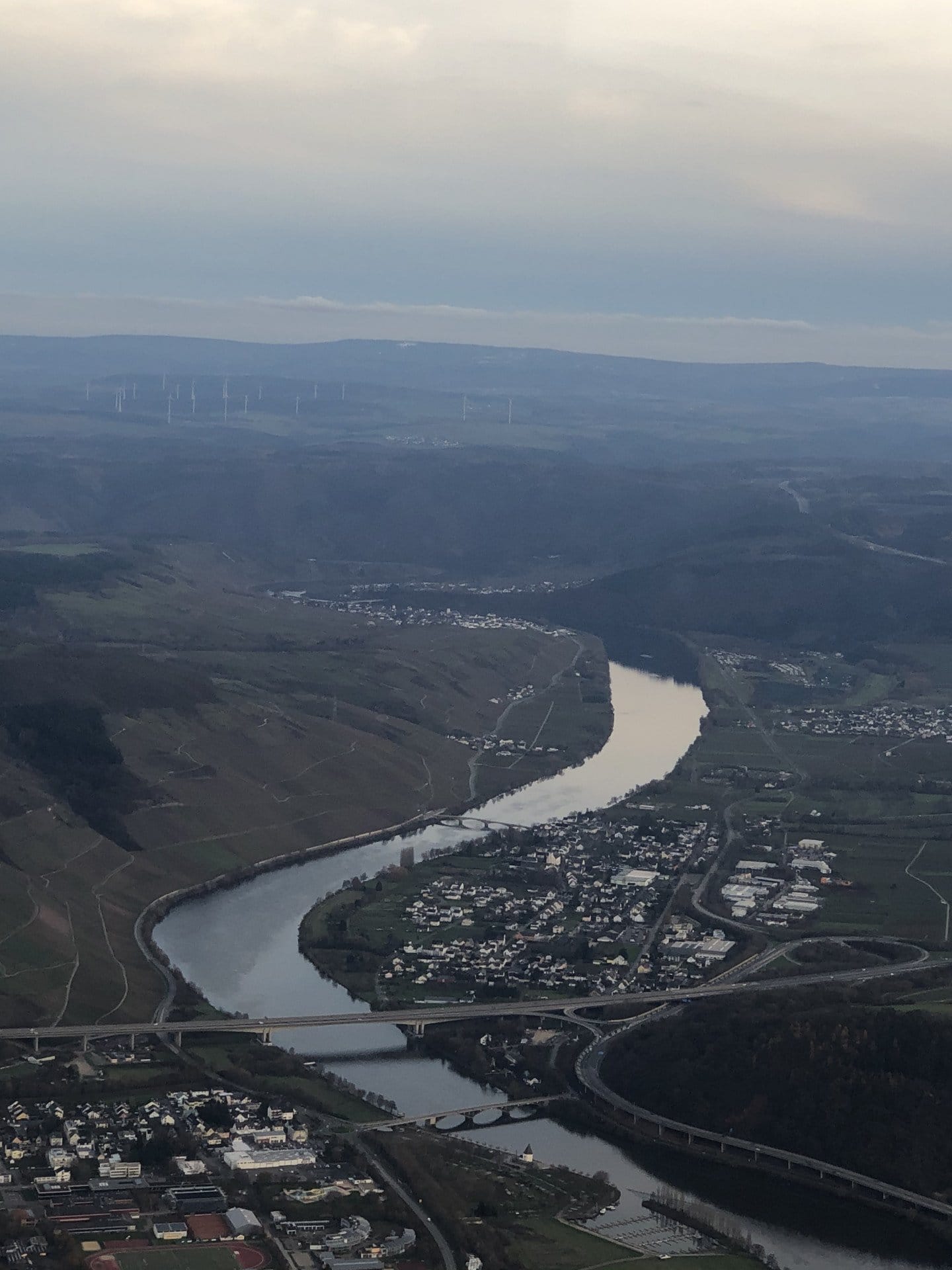 Hin- und Rückflug zum internationalen Flughafen Luxemburg