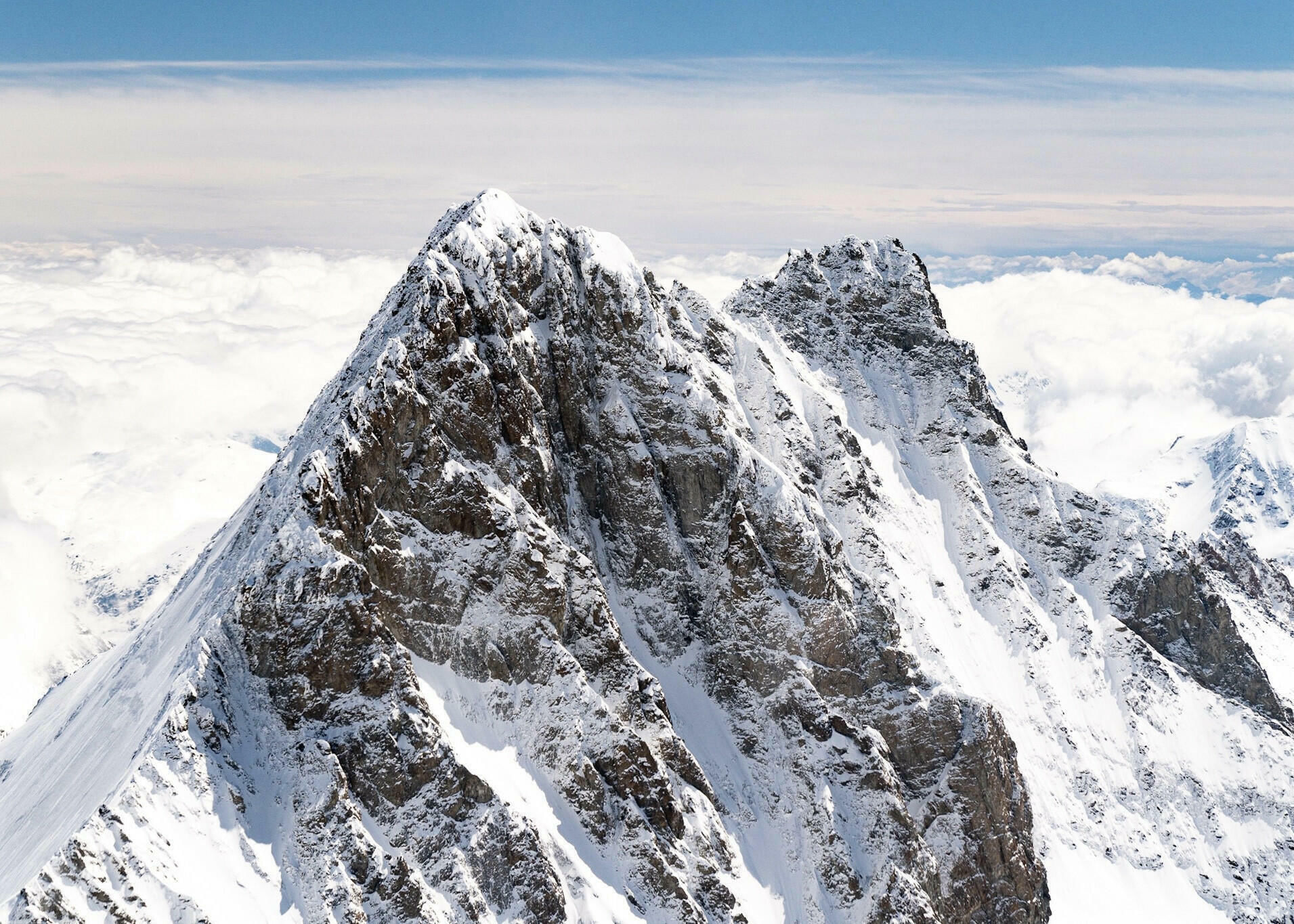 Nahe an den Gipfeln vorbei
