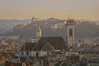 Cap sur Besançon en biplace : l’aventure aérienne commence