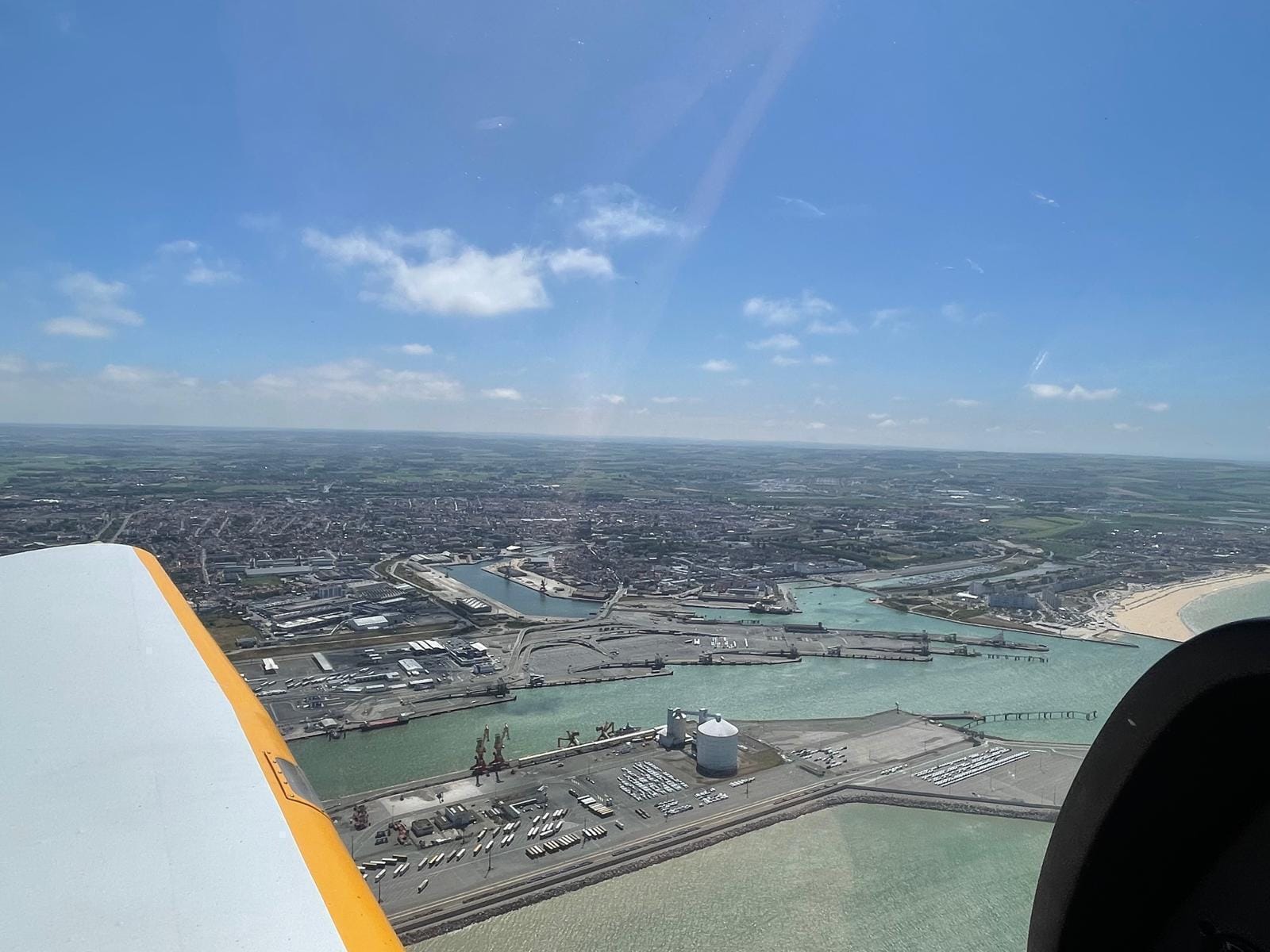 Les 2 caps gris et blanc nez avec escale aeroport de  calais