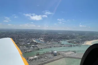 Les 2 caps gris et blanc nez avec escale aeroport de calais